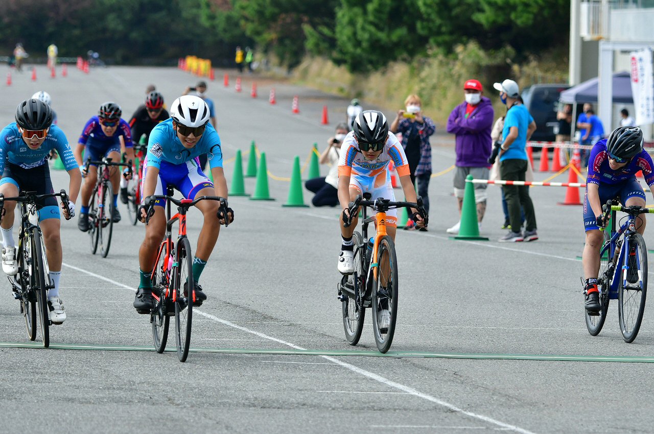 宮崎（写真左から2人目）はゴールスプリントで集団前方、4位で入着しリーダー防衛に成功