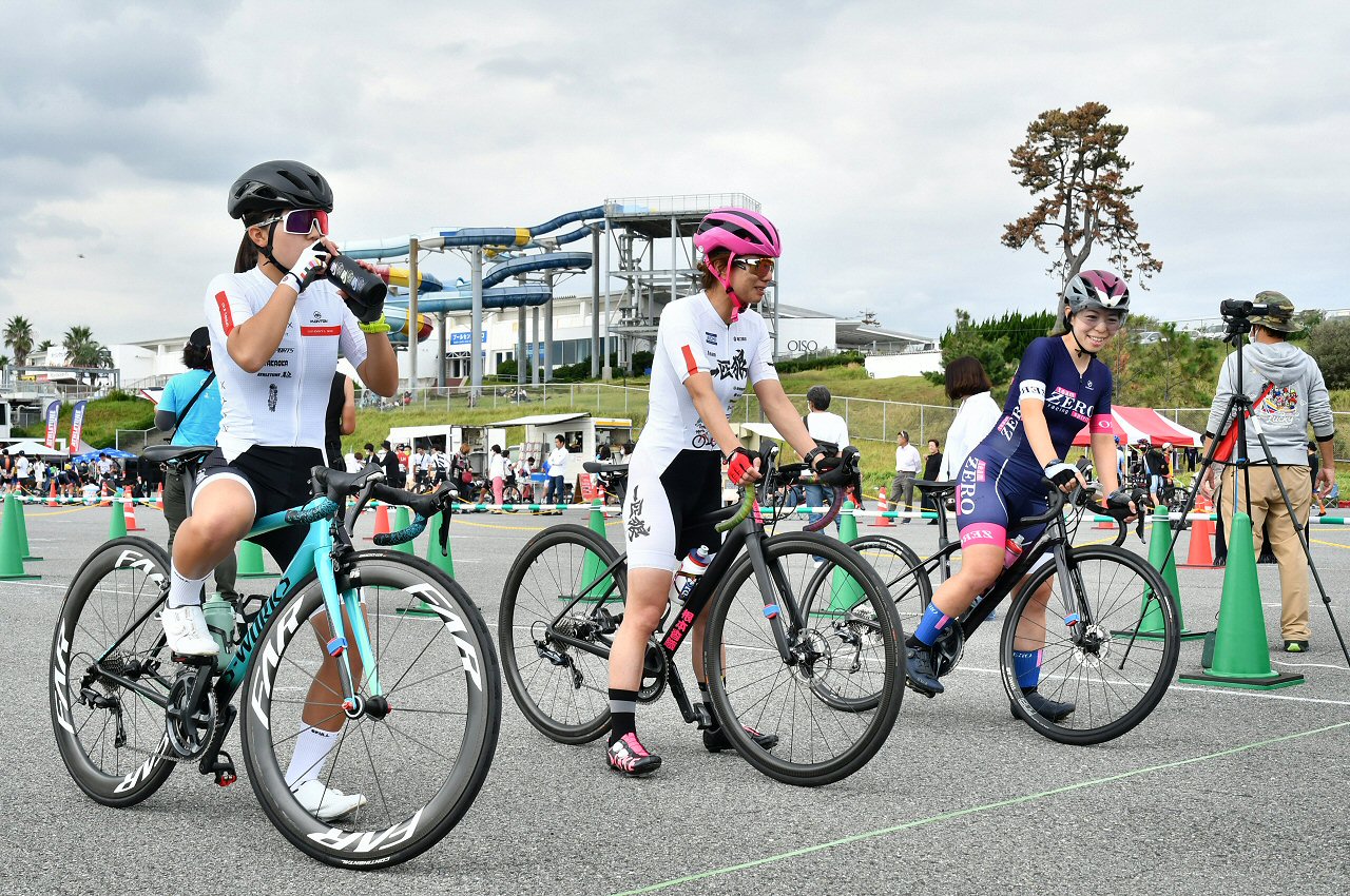 女子スポーツのスタート直前。写真左より筒井、根本、小林の各出場選手達