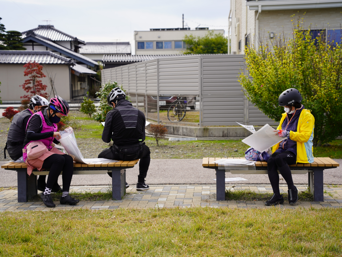 地図読みに集中する皆さん。戦いはスタート前から始まっている