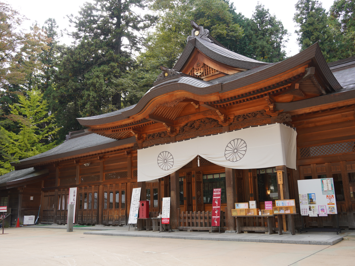 穂高神社。素通りするには惜しい、美しい境内が広がる