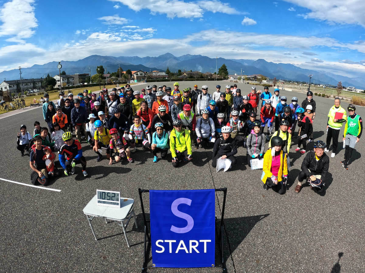 スタート前のなごやかな空気。老若男女揃ったアットホームなイベントだ