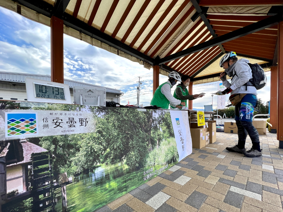 スタート / ゴール地点の安曇野市防災広場。大会本部でマップを受け取る