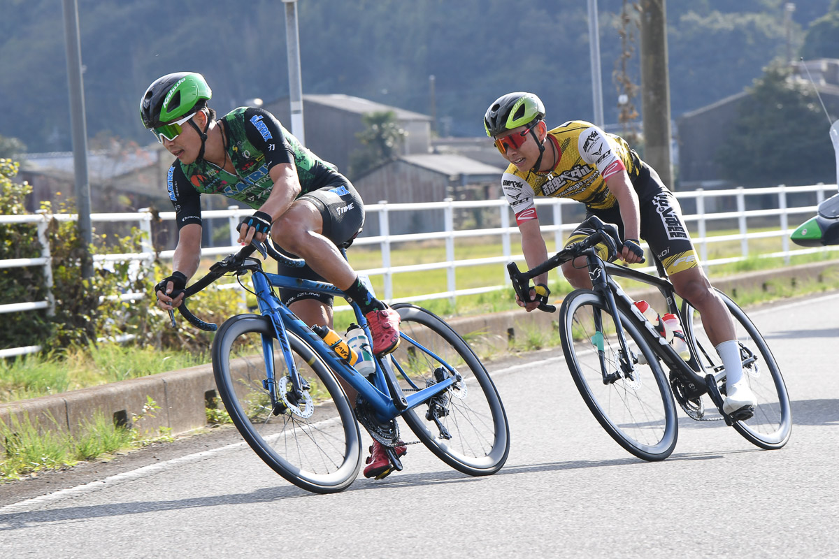 レース中盤、小森亮平（マトリックスパワータグ）と岩田聖矢（弱虫ペダルサイクリングチーム）が先行