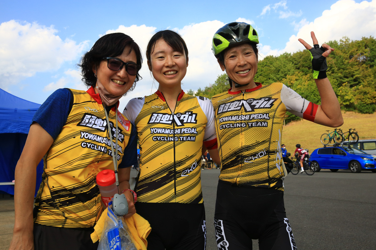 U23全日本ロードレースタイトルを獲得。母の小林可奈子と唐見実世子に祝福される小林あか里（弱虫ペダルサイクリングチーム）