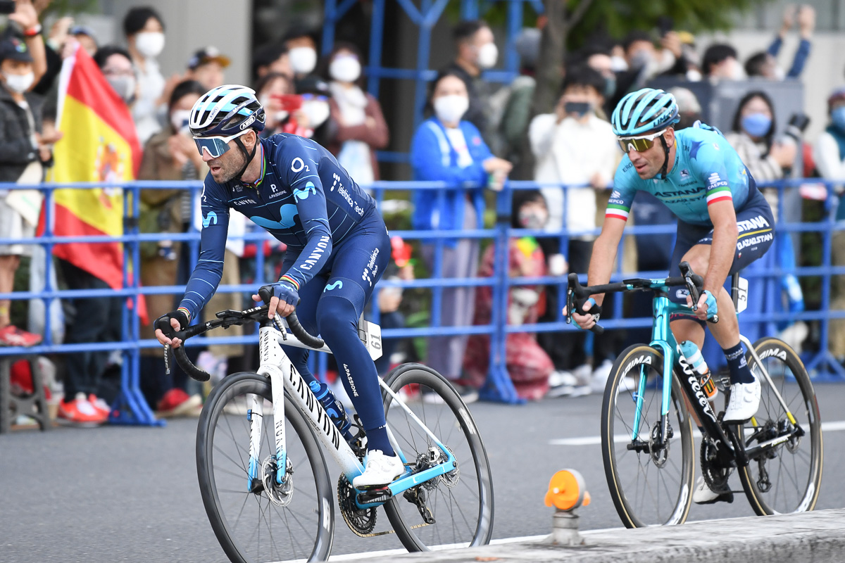 レース終盤、今年で引退するアレハンドロ・バルベルデ（モビスターチーム、前）とヴィンチェンツォ・ニバリ（アスタナカザフスタン）が揃って逃げる