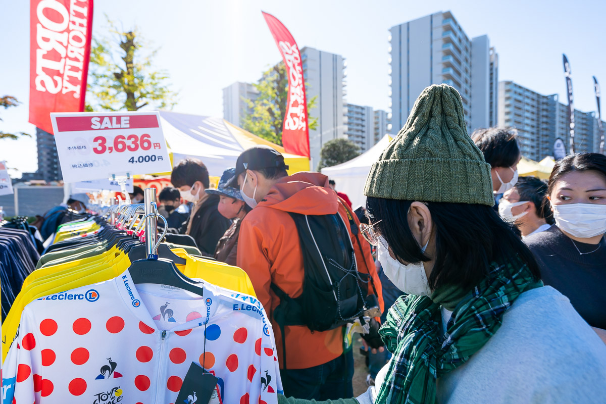 サイクルフェスタでは、多くのブースで自転車用品やアパレルの特価品の販売が行われ、これを目当てに来場する人も