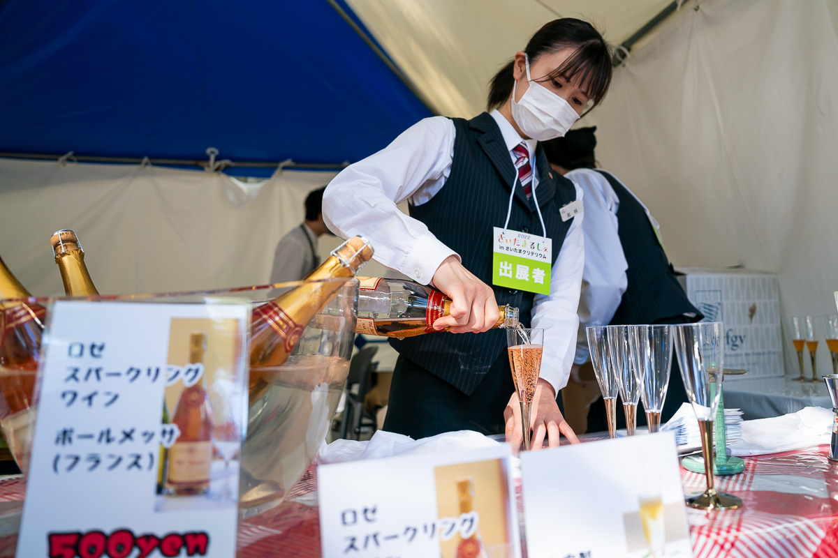 美味しそうなスパークリングワインを丁寧に注いでくれていたフランス料理アルピーノ