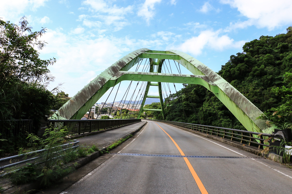 薄緑色のレトロなアーチを越えれば名護市街へと出る