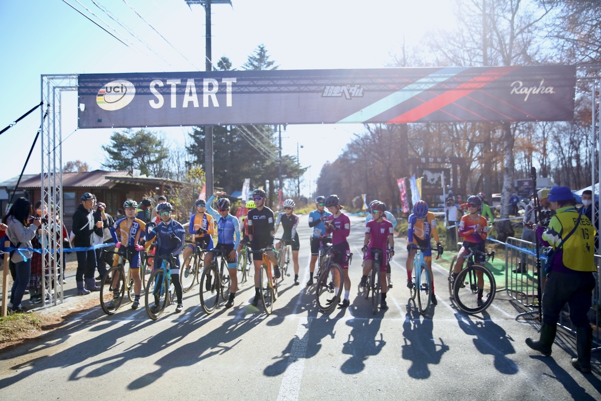 小川咲絵（AX cyclocross team）が選手紹介を受ける