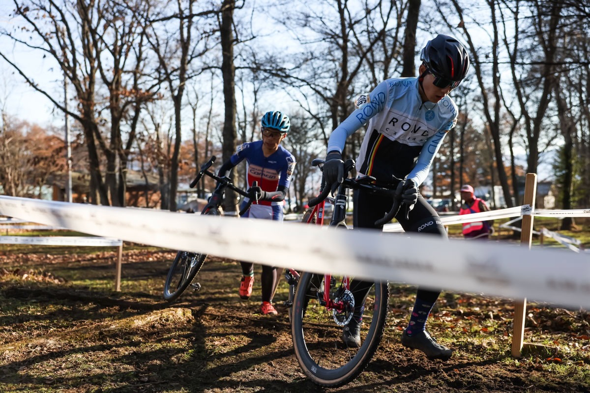 先頭争いを繰り広げる長岩泰生（ROND CX TEAM）と木下翔平（コムリン）