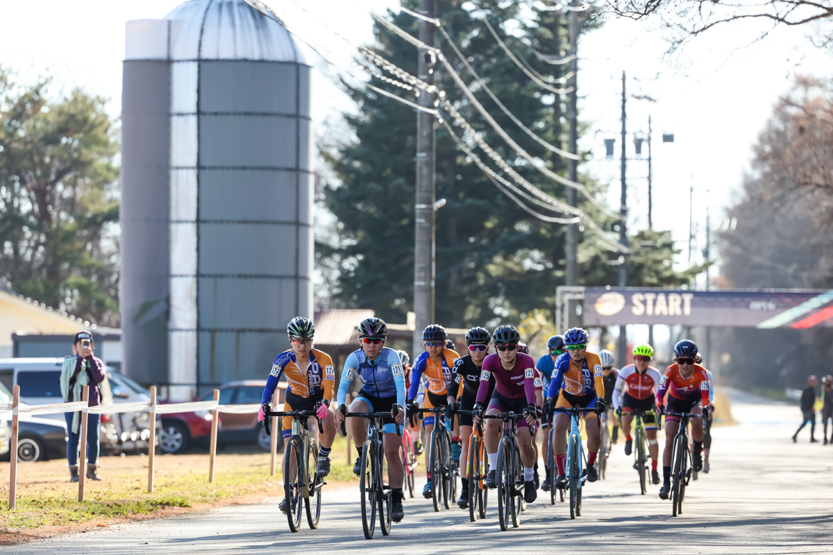 女子エリートレースがスタート。小川咲絵（AX cyclocross team）がダッシュを決めた