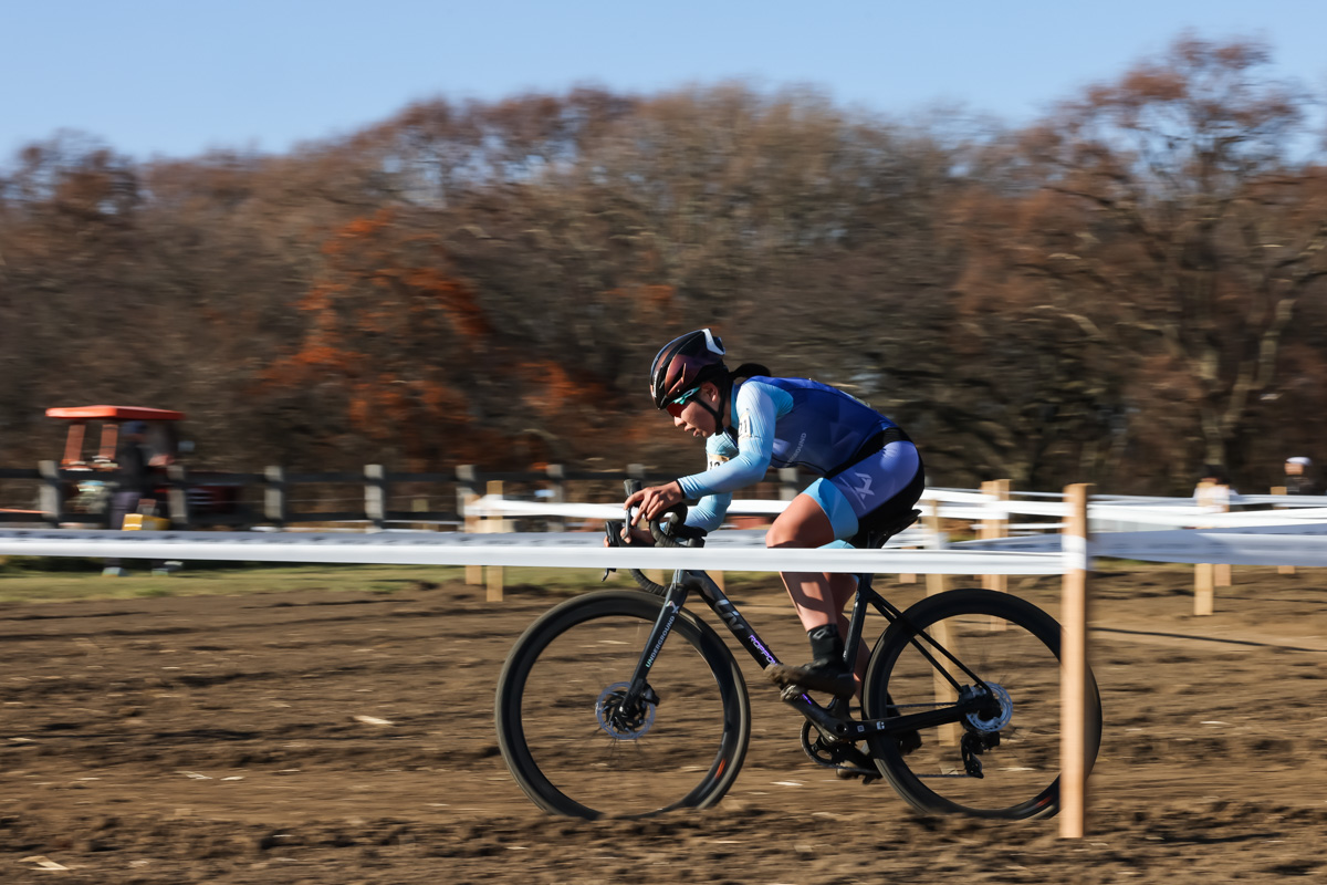 S字コーナー区間を独走する小川咲絵（AX cyclocross team）