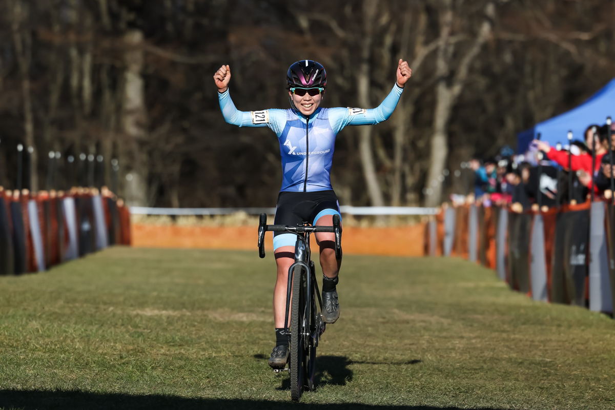 2位以下を大きく突き放して勝利した小川咲絵（AX cyclocross team）	