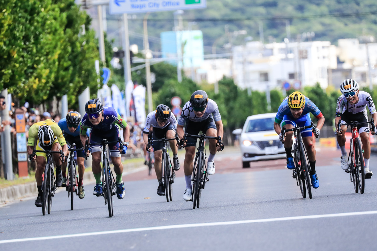 7人による2位争いのスプリント。南の脇から北野普識（イナーメ信濃山形）が伸びた