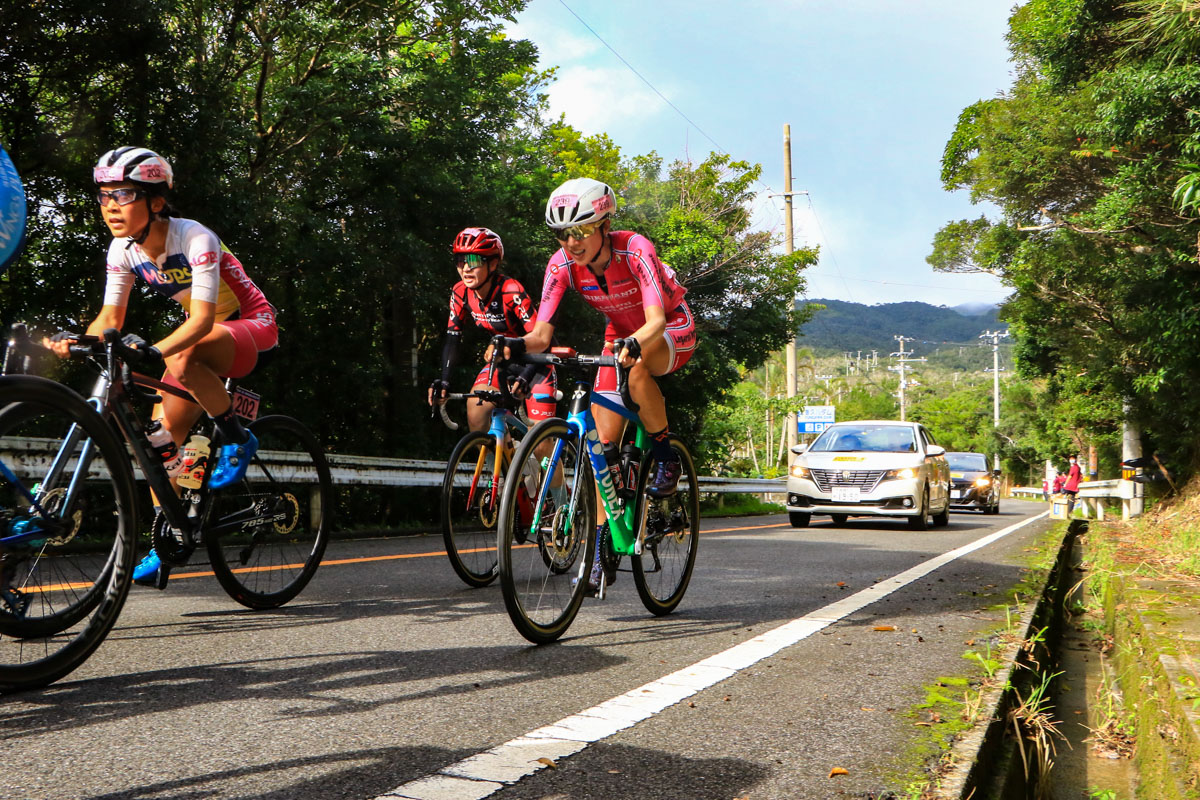 5人の逃げ集団に乗った金子広美（イナーメ信濃山形・バイクサンド・R×L）