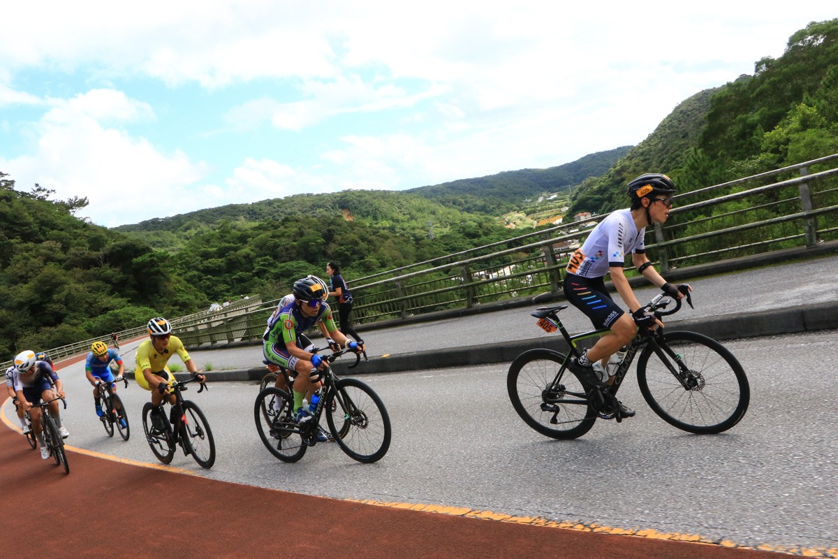 番越トンネルへ向かう上りでアタックする中村俊介（Route365）