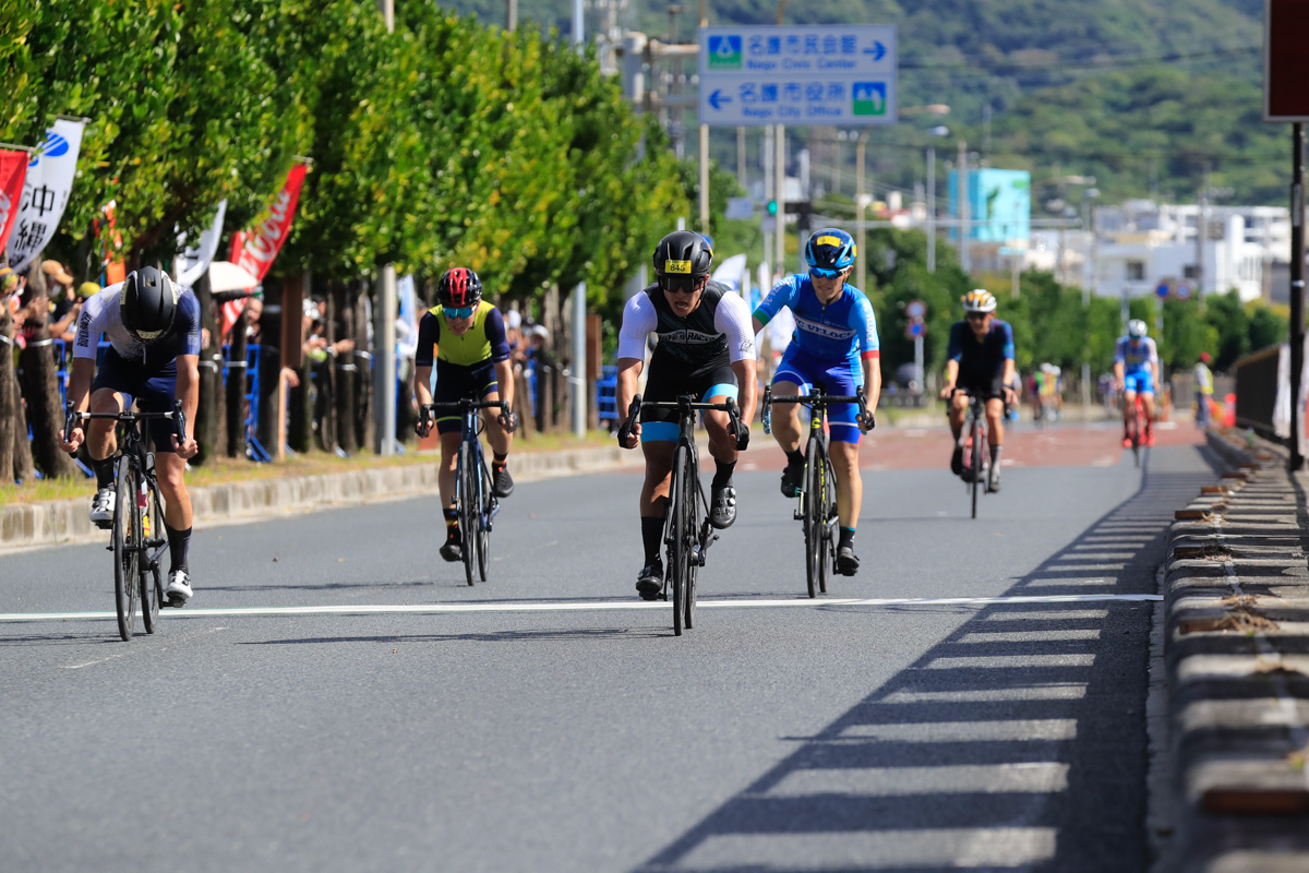 メイン集団に遅れてフィニッシュしてくる市民140kmの選手たち