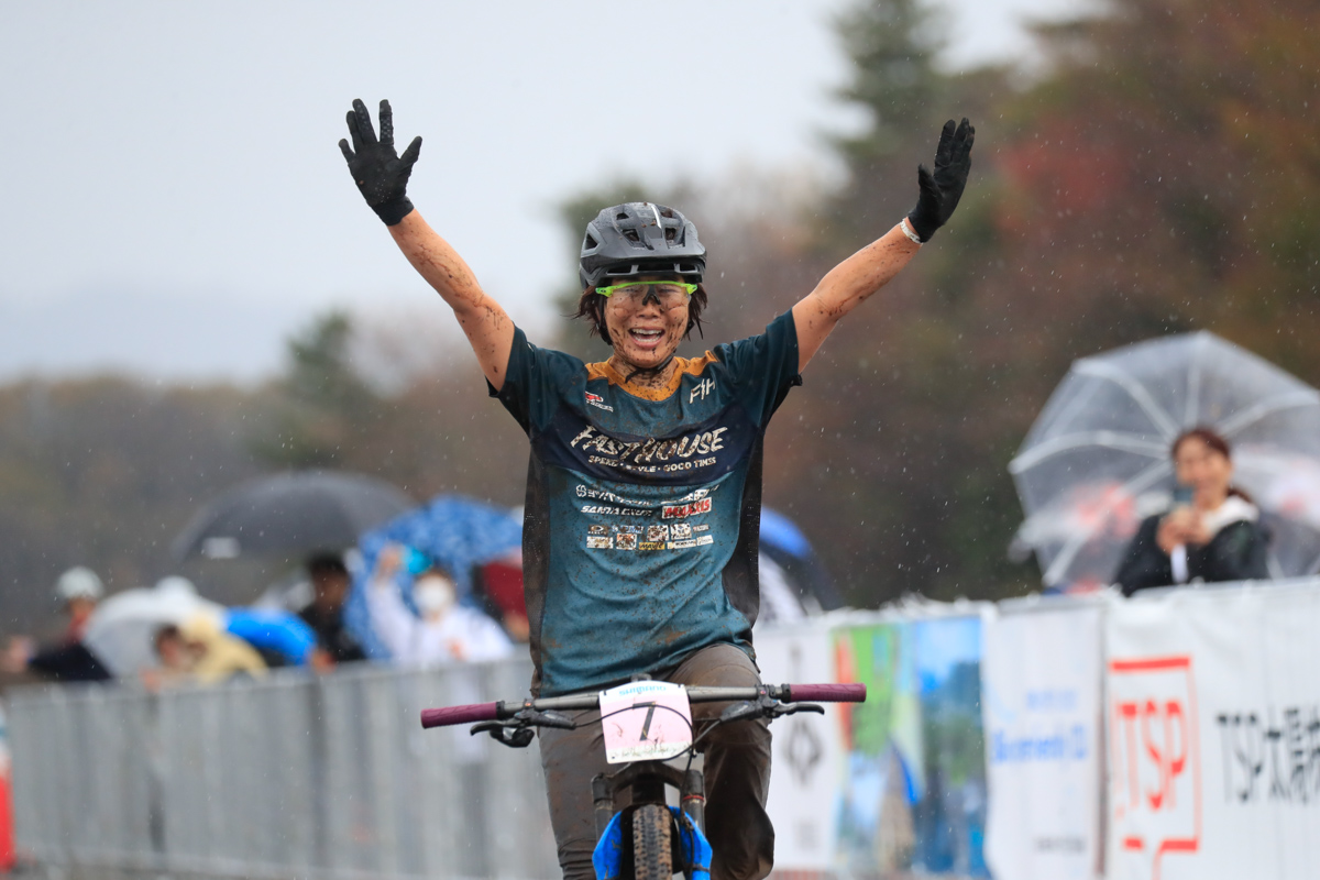 女子エリート優勝は末政実緒（SANTA CRUZ/ヨツバサイクル）