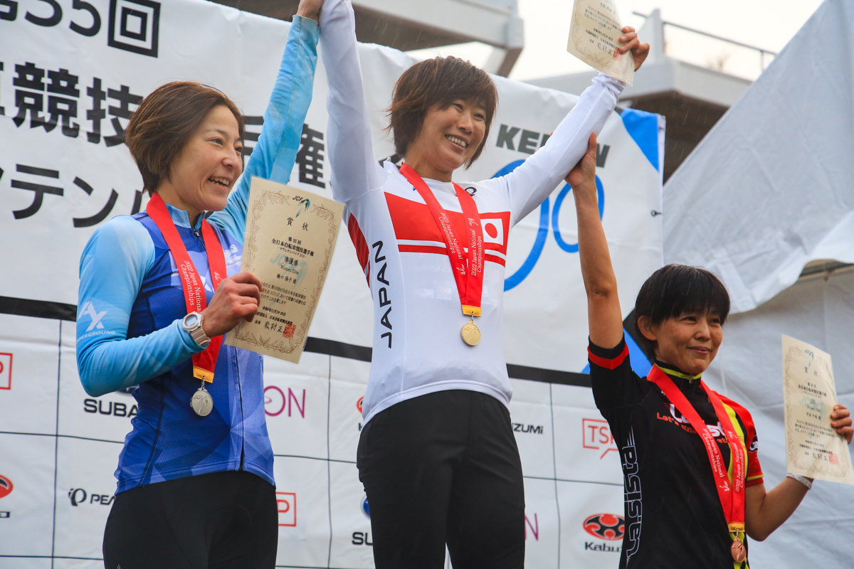 女子エリート 1位末政実緒（SANTA CRUZ/ヨツバサイクル）、2位橋口陽子（AXteam elite）、3位平田千枝（Club La.sista Offroad Team）