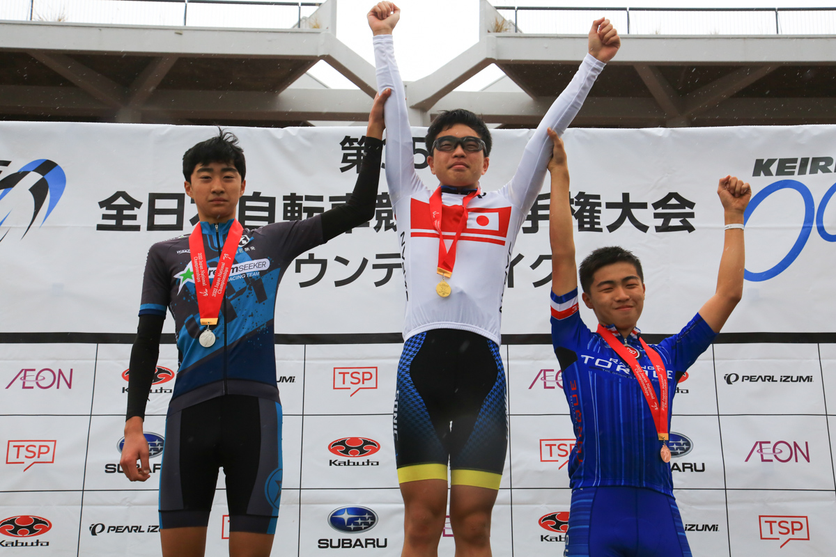 男子ユース表彰 1位松山海司（Sonic－Racing）、2位成田光志（Dream Seeker jr. Racing Team）、3位野嵜然新（RACING TORQUE）