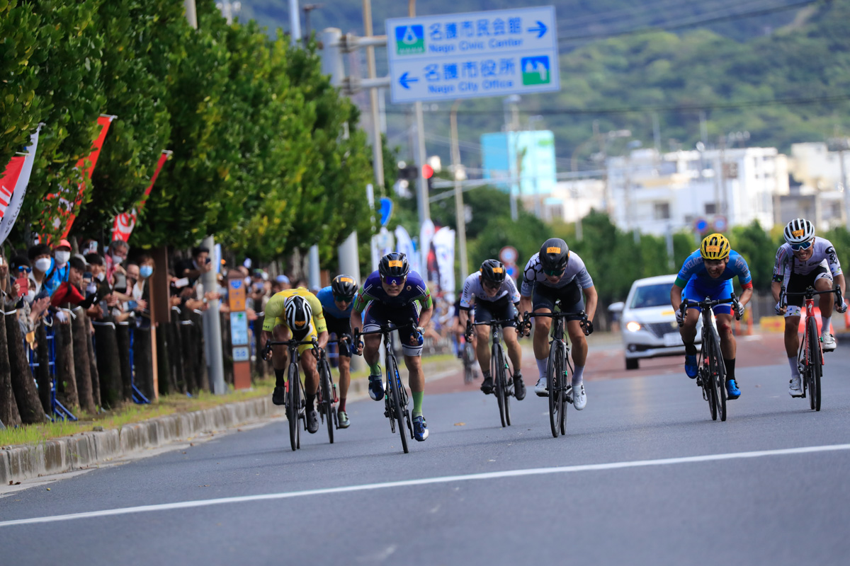 先行した南選手のスプリントを追い込んでいく