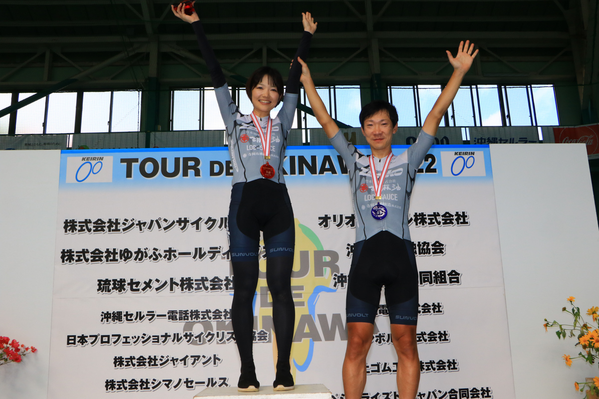 市民50kmクラスで優勝した妻の芙美子さんと南広樹（TeamZenko）