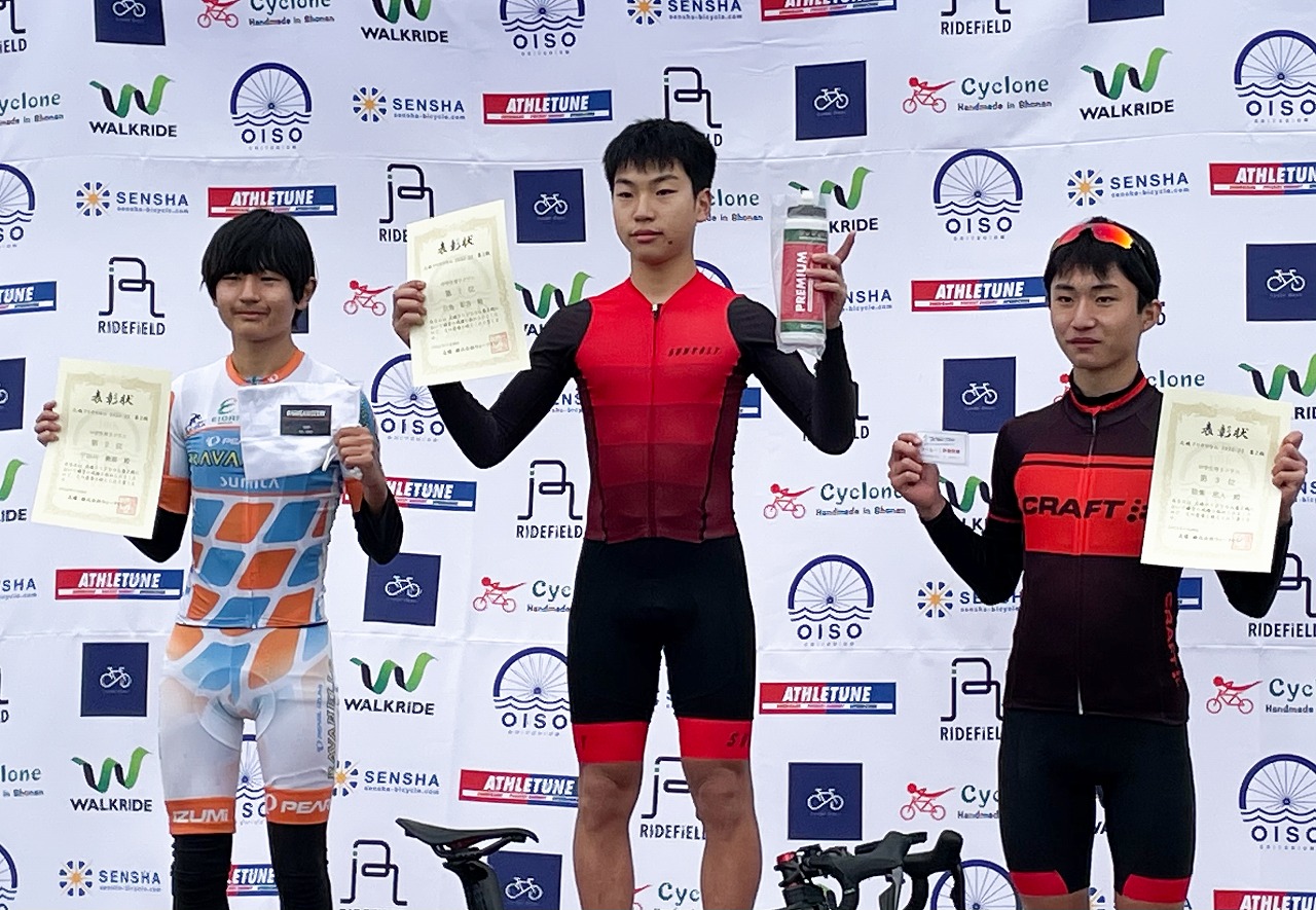 小雨の降るなかでの中学生男子クラス表彰式。左より2位・宇田川、優勝の白鳥、3位の稲葉