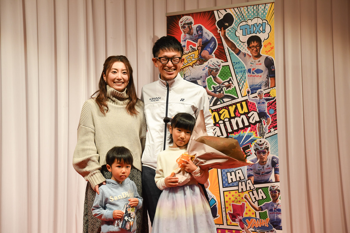 キナンレーシングチームのキックオフミーティングでは中島康晴の家族がサプライズで出席