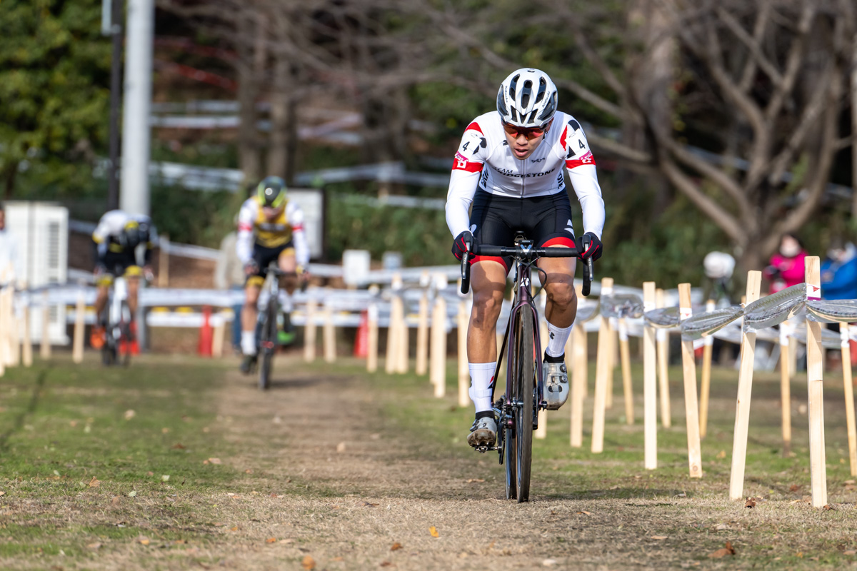 沢田時（チームブリヂストンサイクリング）にチェーントラブルで遅れた織田が迫る