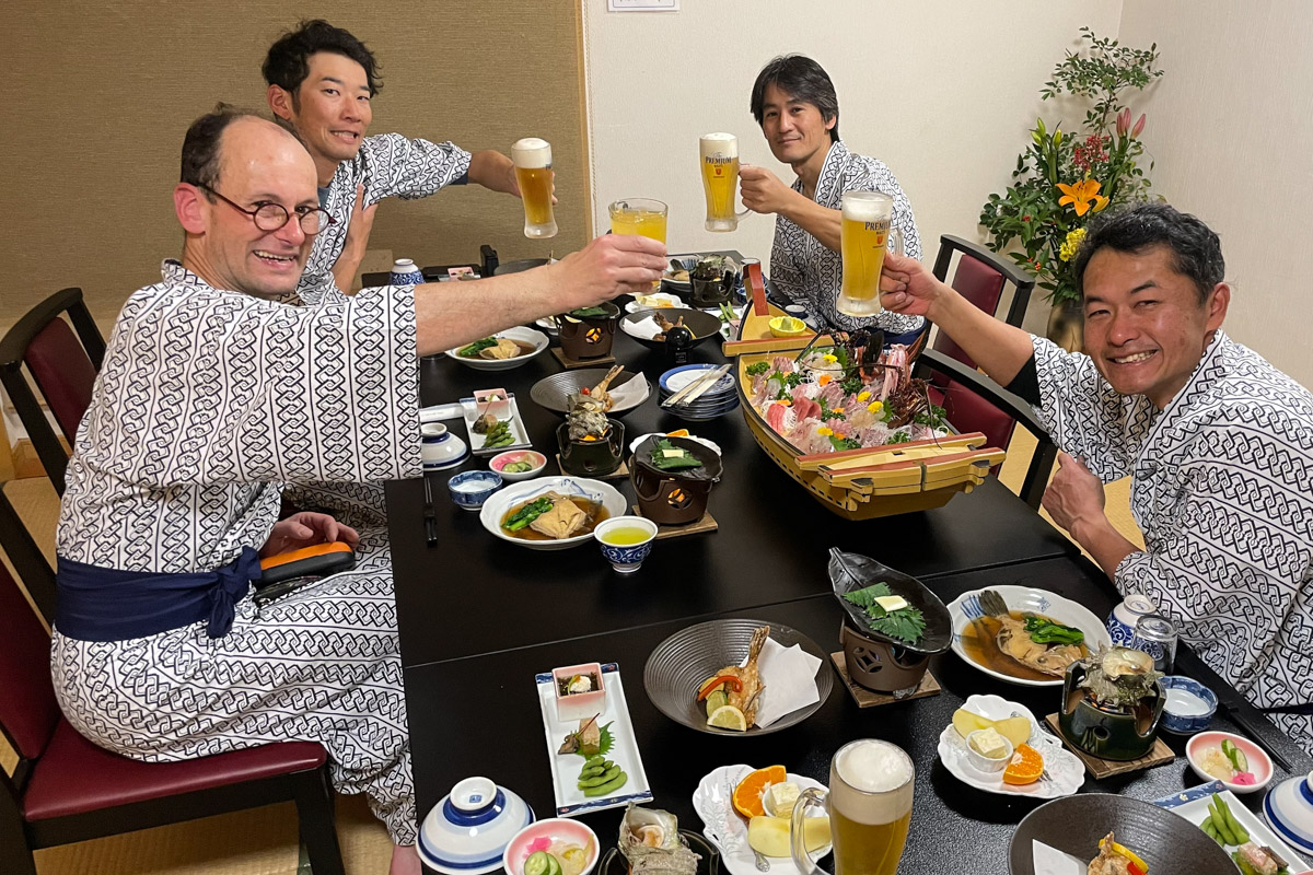 エピックライドの終わりに温泉民宿で乾杯