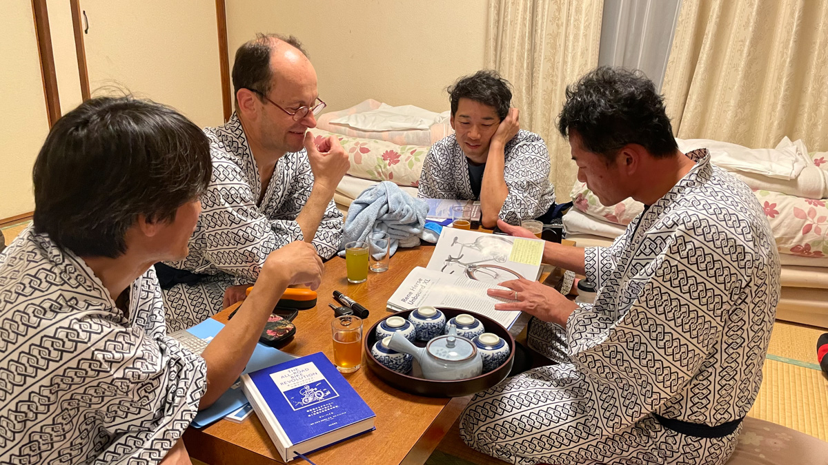 自転車の話で夜が更けていく。話題はヤンさんのルネ・エルスのスペックやグラベルライドについて