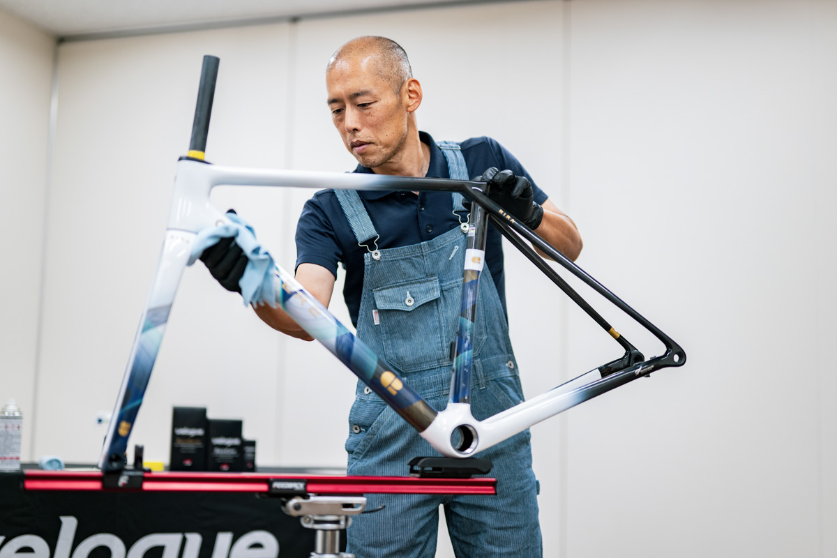 完成車をコーティングする際はパーツを外し、グリスなどを一度落とす