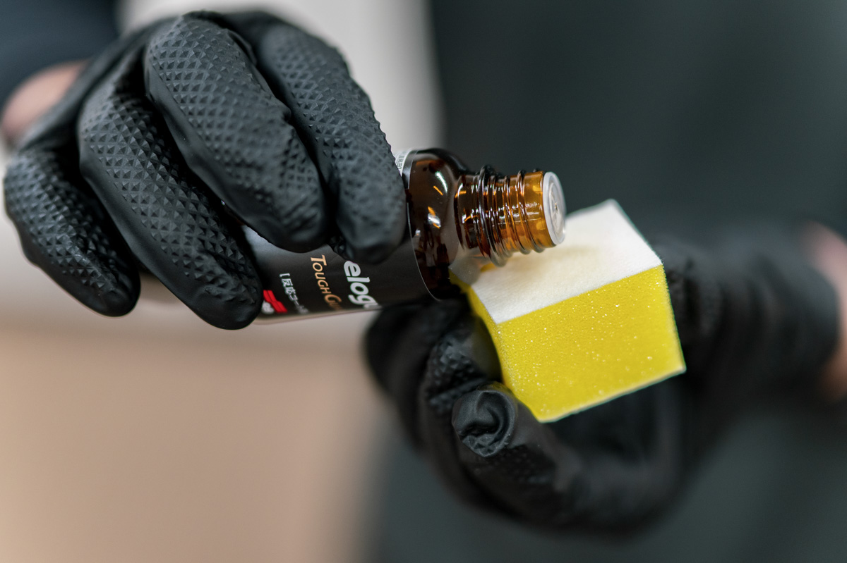 専用のスポンジに液剤を取り、フレームに塗りこんでいく