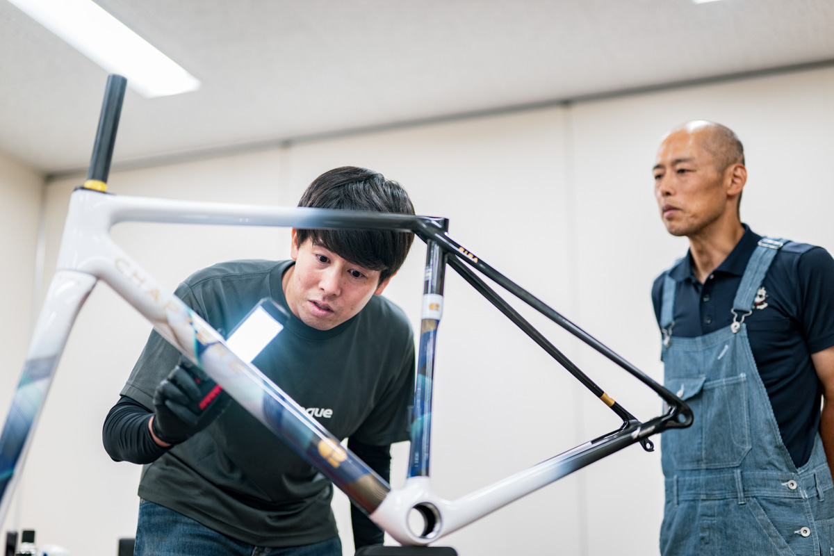 タフガード施工直後もコーティングの様子をチェックする。30分ほど待機すれば、手で持てる状態となり、24時間後に完全硬化となる